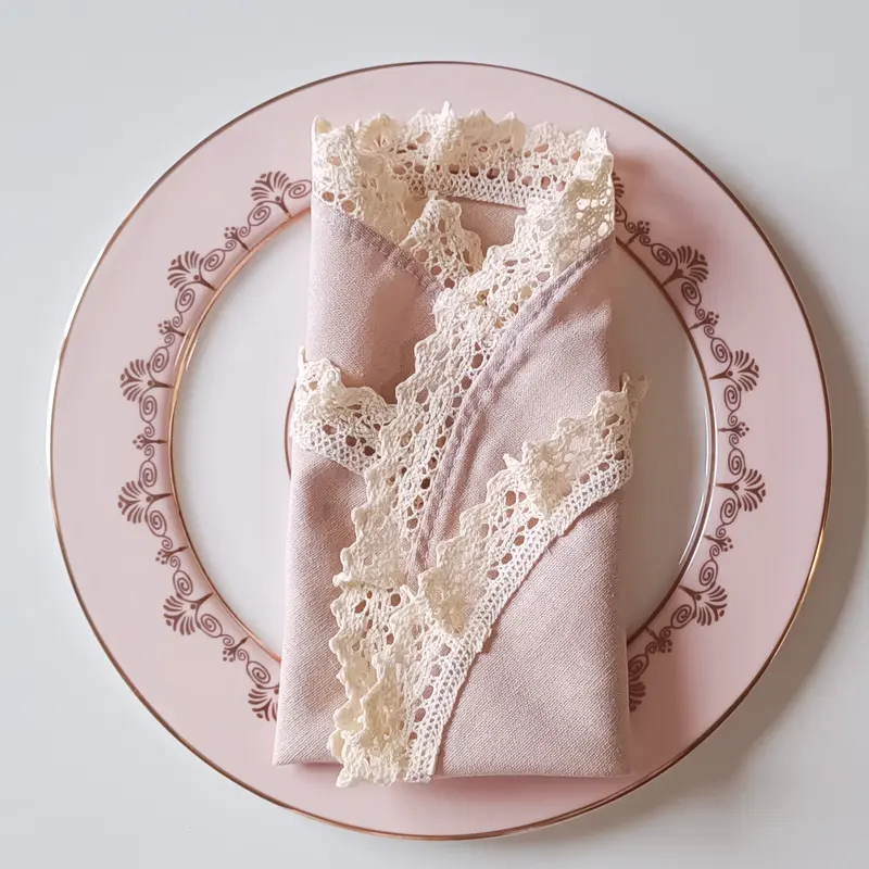 Салфетка бежевая с кружевом